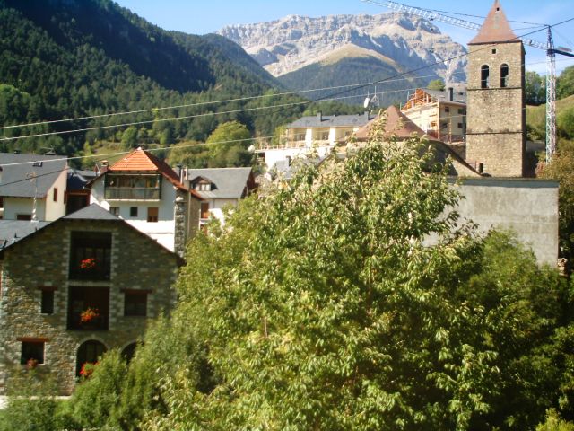 After passing through the quiet and sleepy town of Bielsa, spending some time eating lots of the food we bought in the supermarket.